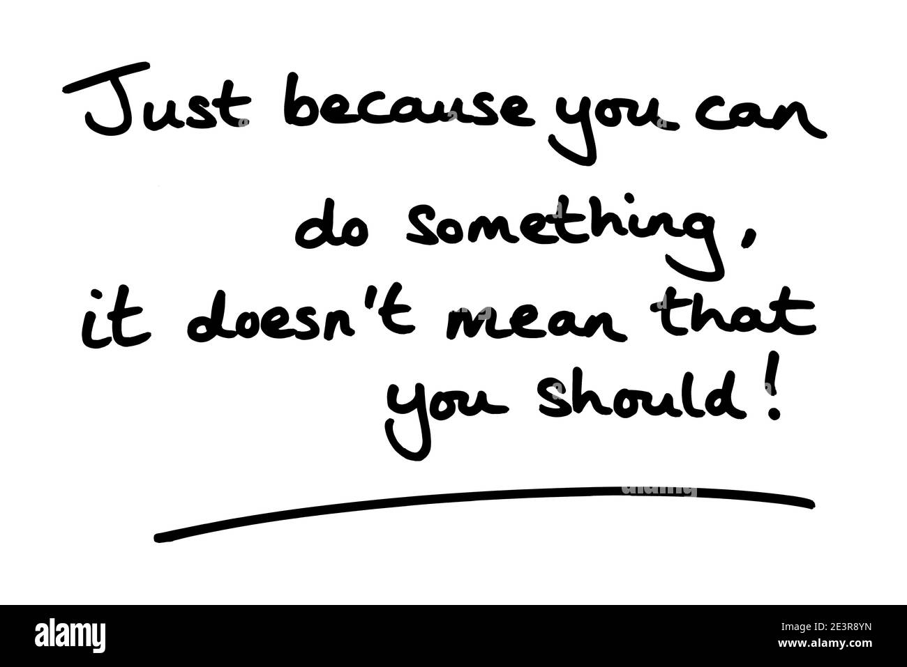 Solo perché si può fare qualcosa, non significa che si dovrebbe! scritto a mano su sfondo bianco. Foto Stock