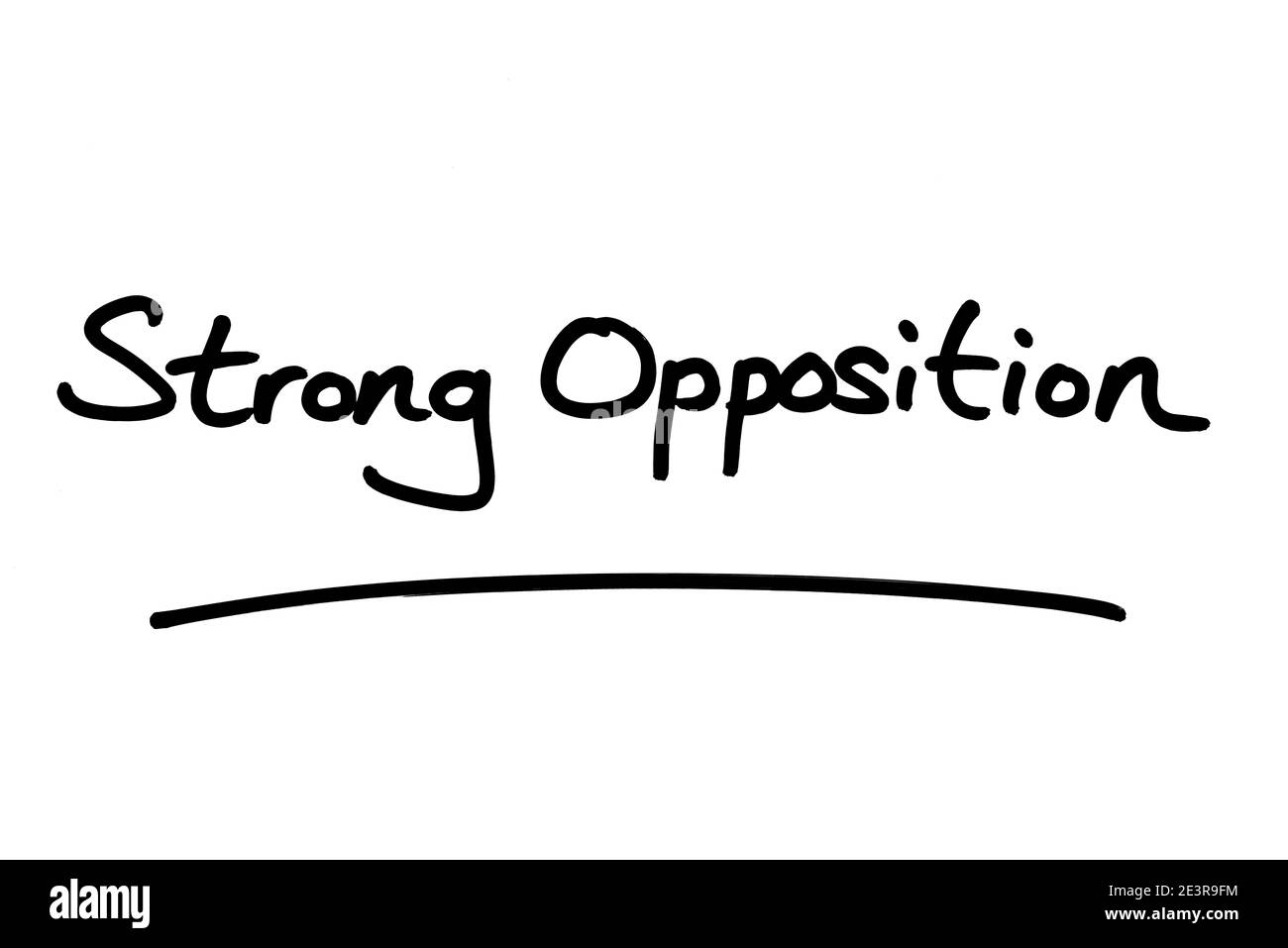 Forte opposizione, scritta a mano su sfondo bianco. Foto Stock