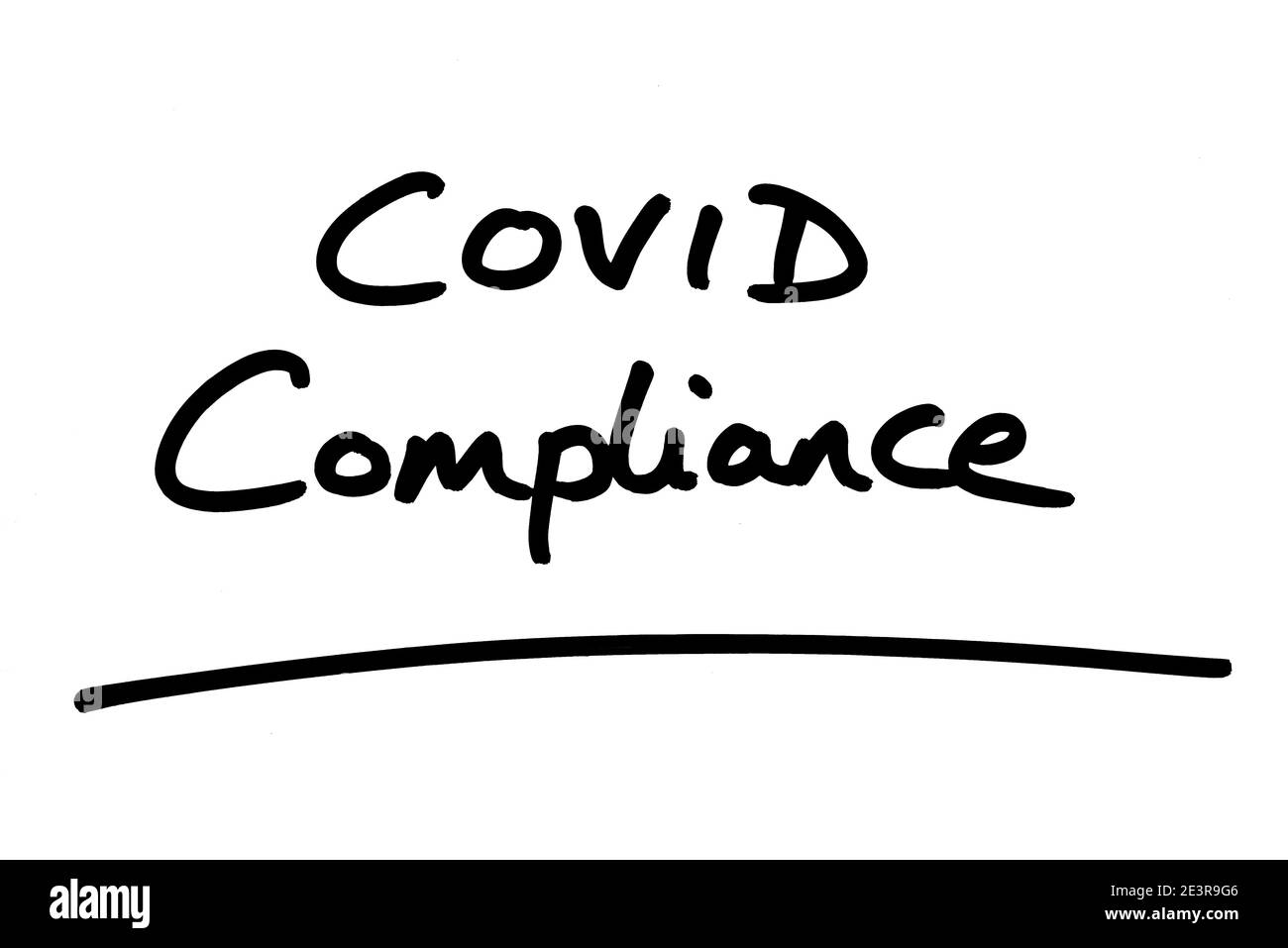 Compliance COVID, scritta a mano su sfondo bianco. Foto Stock