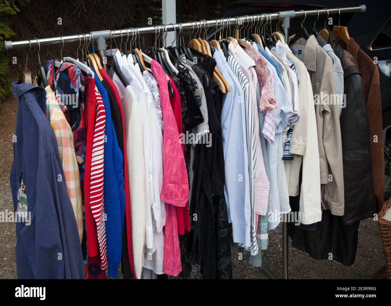 MERCATO DELLE PULCI o swap si incontrano a garage viale a casa Foto Stock