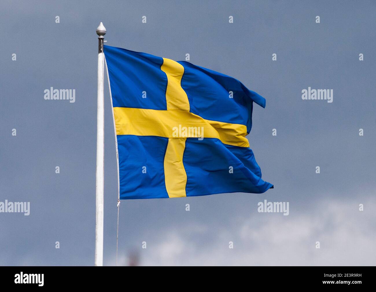 BANDIERA SVEDESE su palo flutter nel vento Foto Stock