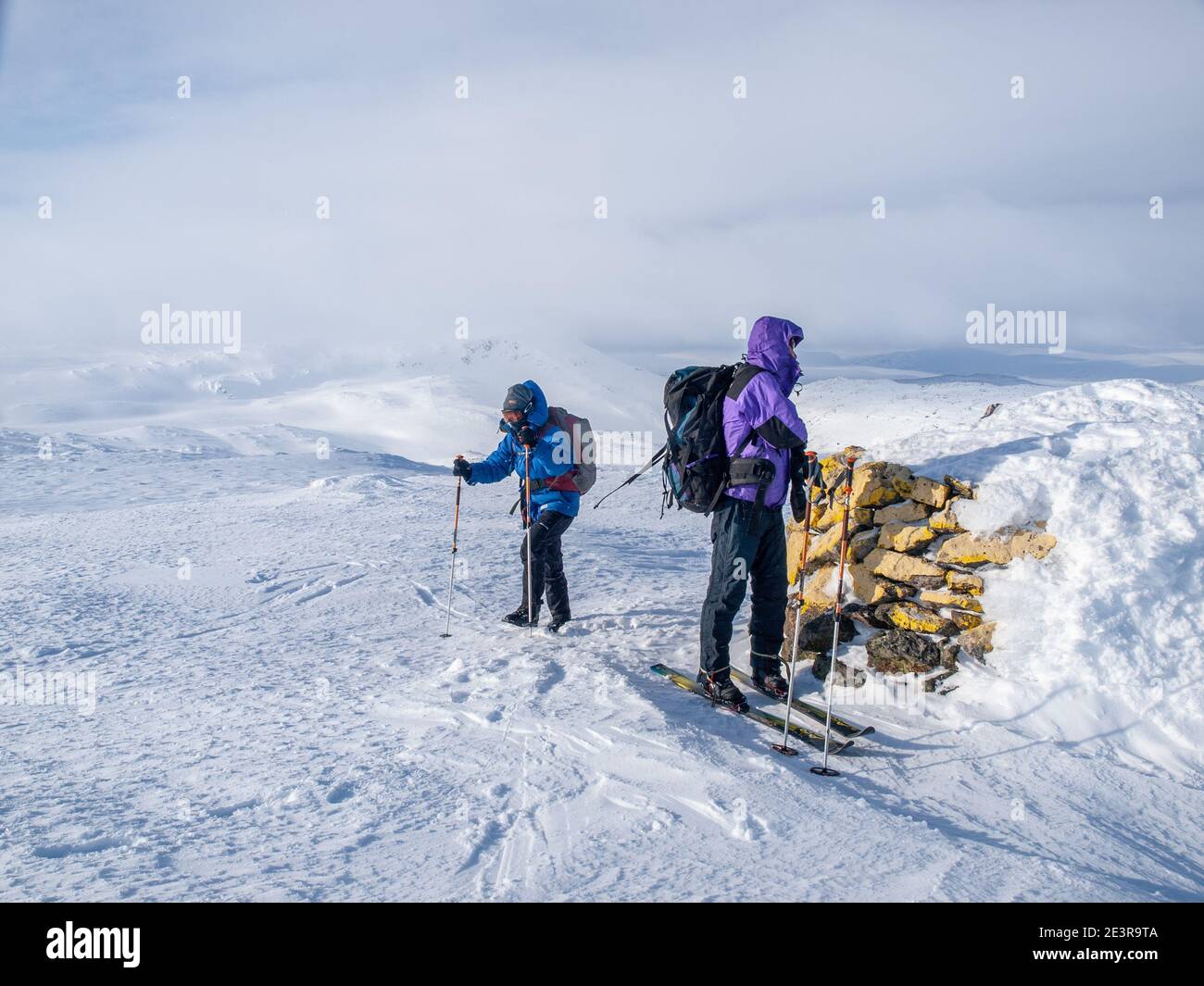 Scialpinismo sulla cima del monte Halti, il punto più alto della Finlandia Foto Stock