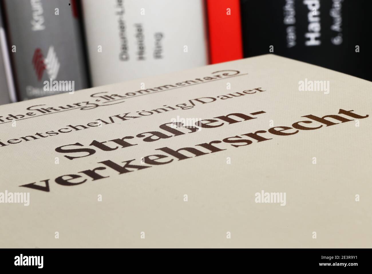 Immagine simbolo: Libro di riferimento legge sul traffico (editoriale) Foto Stock