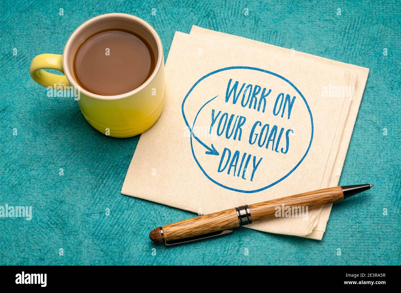 lavori sui vostri obiettivi giornalieri - promemoria motivazionale, handwriting su un tovagliolo con una tazza di caffè, l'impostazione di obiettivo, il commercio e lo sviluppo personale concep Foto Stock lavori sui vostri obiettivi giornalieri - promemoria motivazionale, handwriting su un tovagliolo con una tazza di caffè, l'impostazione di obiettivo, il commercio e lo sviluppo personale concep Foto Stock