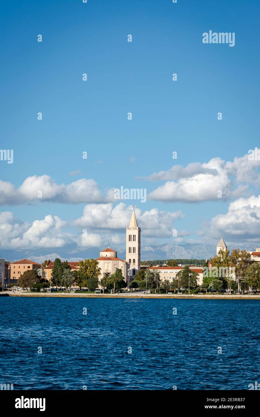Vista del paesaggio urbano della città vecchia da una barca, Zara, Dalmazia, Croazia Foto Stock