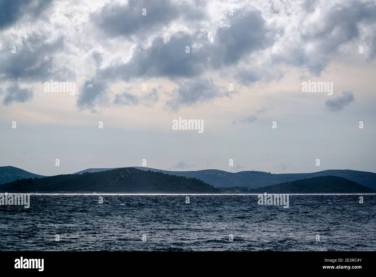 Vista dalla baia di Starinska, isola di Iz, arcipelago di Zara, Dalmazia, Croazia Foto Stock