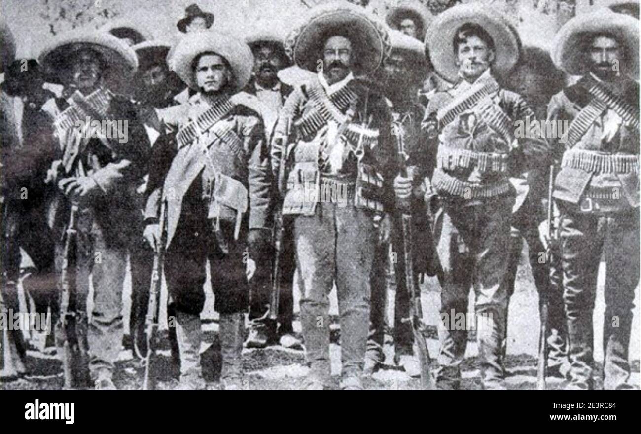 PANCHO VILLA (1878-1923) rivoluzionario messicano nel dicembre 1913 con i membri Della sua División del Norte Foto Stock