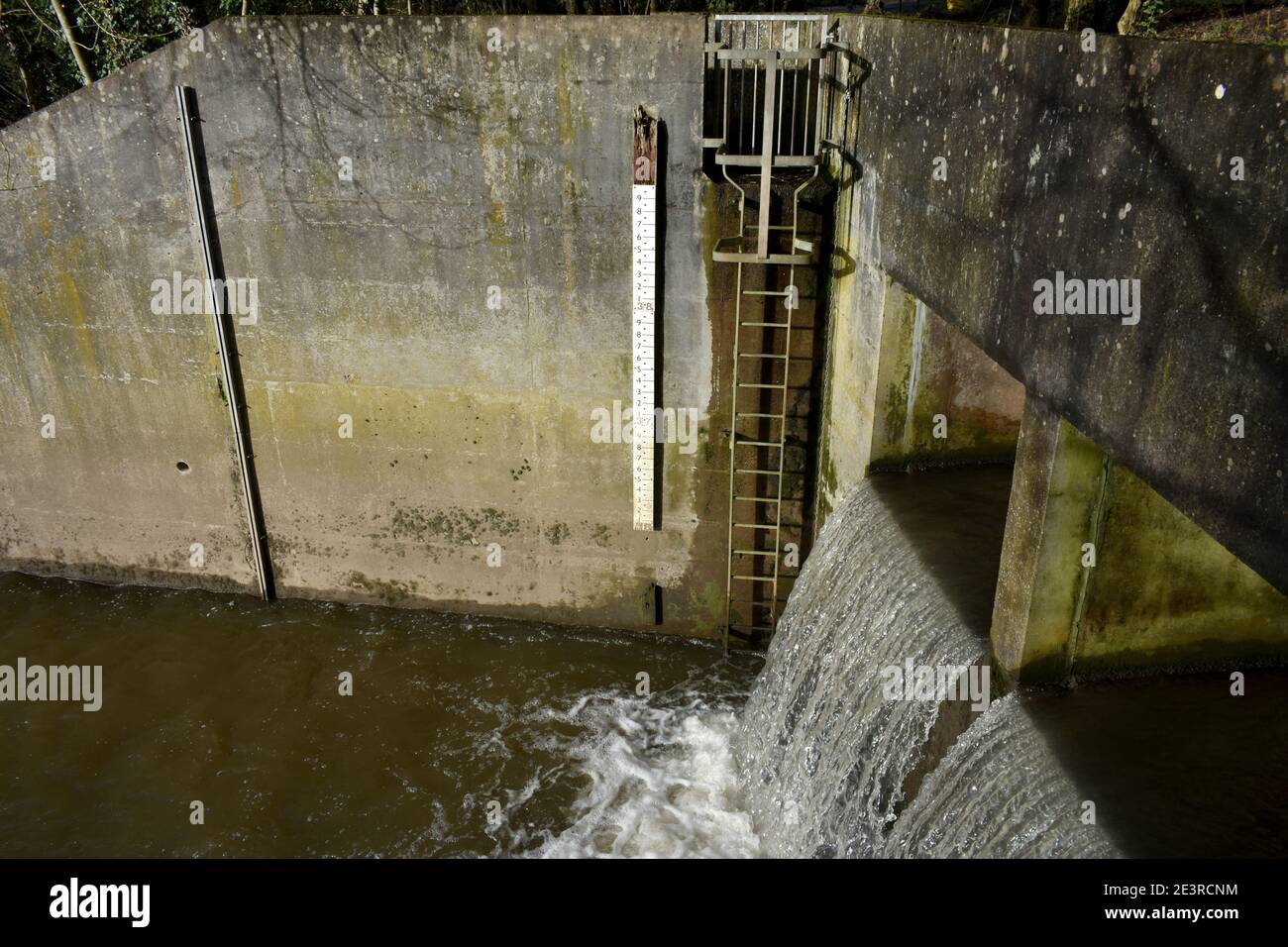 Indicatore del livello dell'acqua in un punto in cui l'acqua congiunge il fiume severn, Ironbridge, Shropshire. Misurazione dei livelli d'acqua durante la stagione delle alluvioni in inverno tim Foto Stock