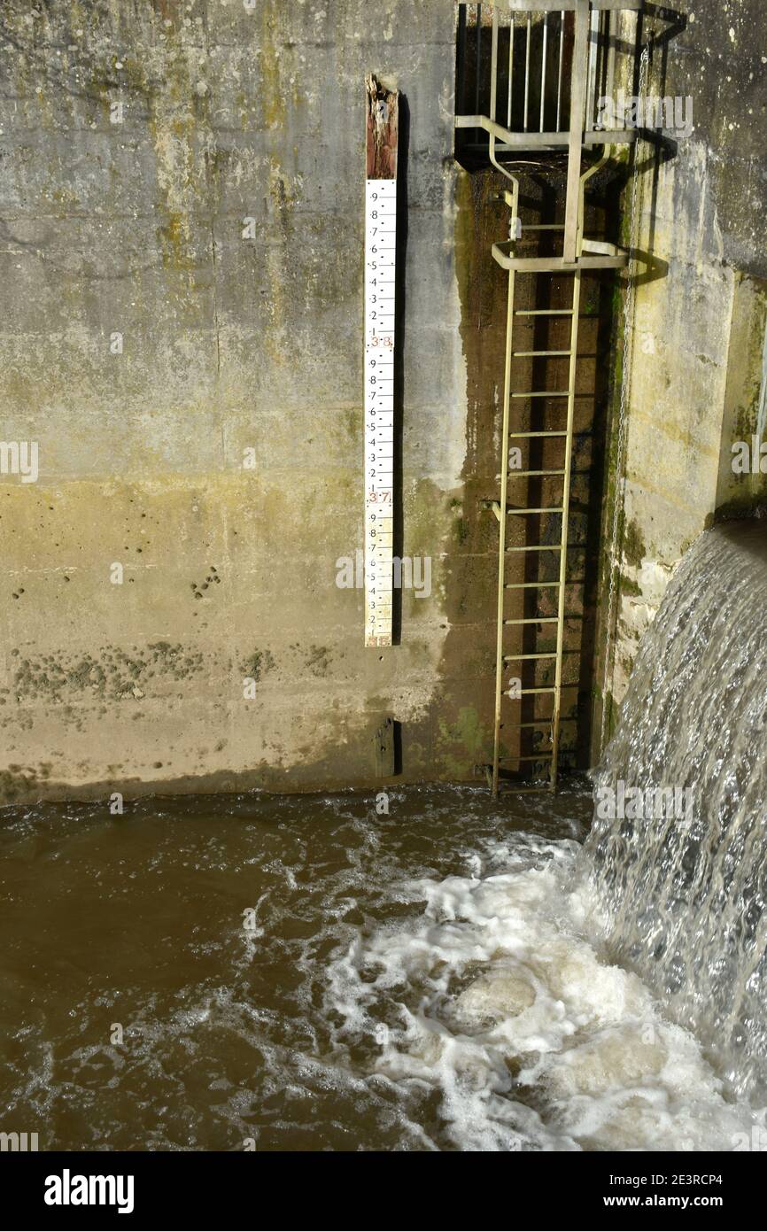 Indicatore del livello dell'acqua in un punto in cui l'acqua congiunge il fiume severn, Ironbridge, Shropshire. Misurazione dei livelli d'acqua durante la stagione delle alluvioni in inverno tim Foto Stock