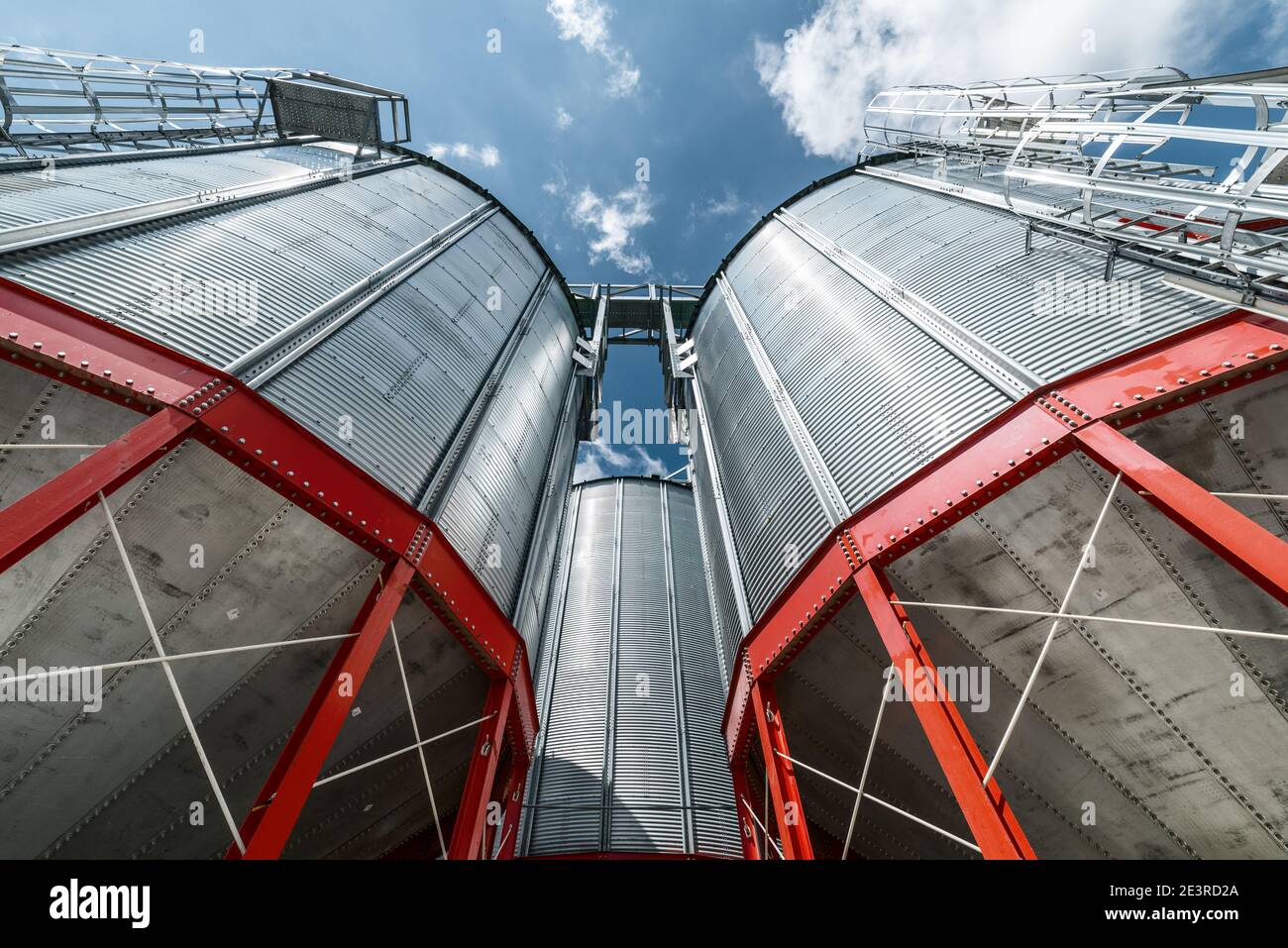 Metalware della base di silo per immagazzinaggio di raccolti di grano. Potenti travi di supporto in acciaio di colore rosso. Foto Stock