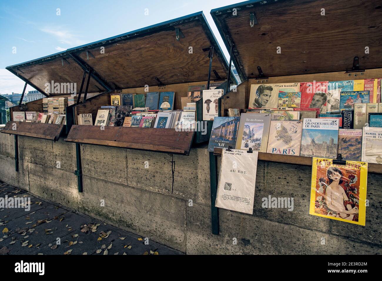 FRANCIA / IIe-de-France / Parigi / Bouquinistes / Les Bouquinistes, librai lungo il fiume. Foto Stock