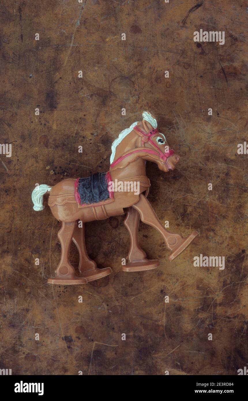 Modello in plastica di cavallo marrone chiaro con gambe che si muovono indipendentemente per la discesa Foto Stock