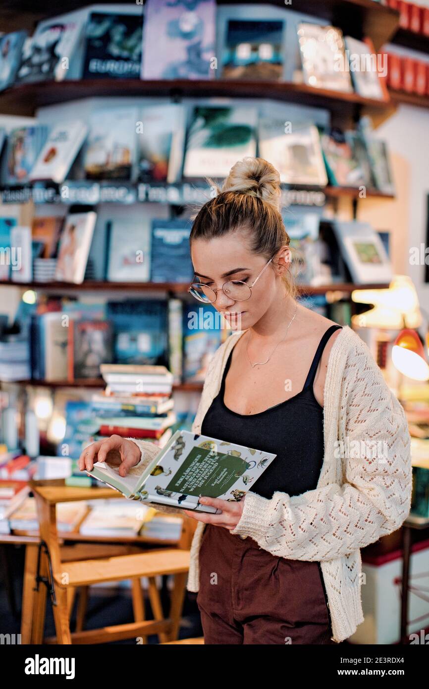AUSTRIA / Vienna /bookstores / Donna leggere un libro alla libreria phil di Vienna. Foto Stock