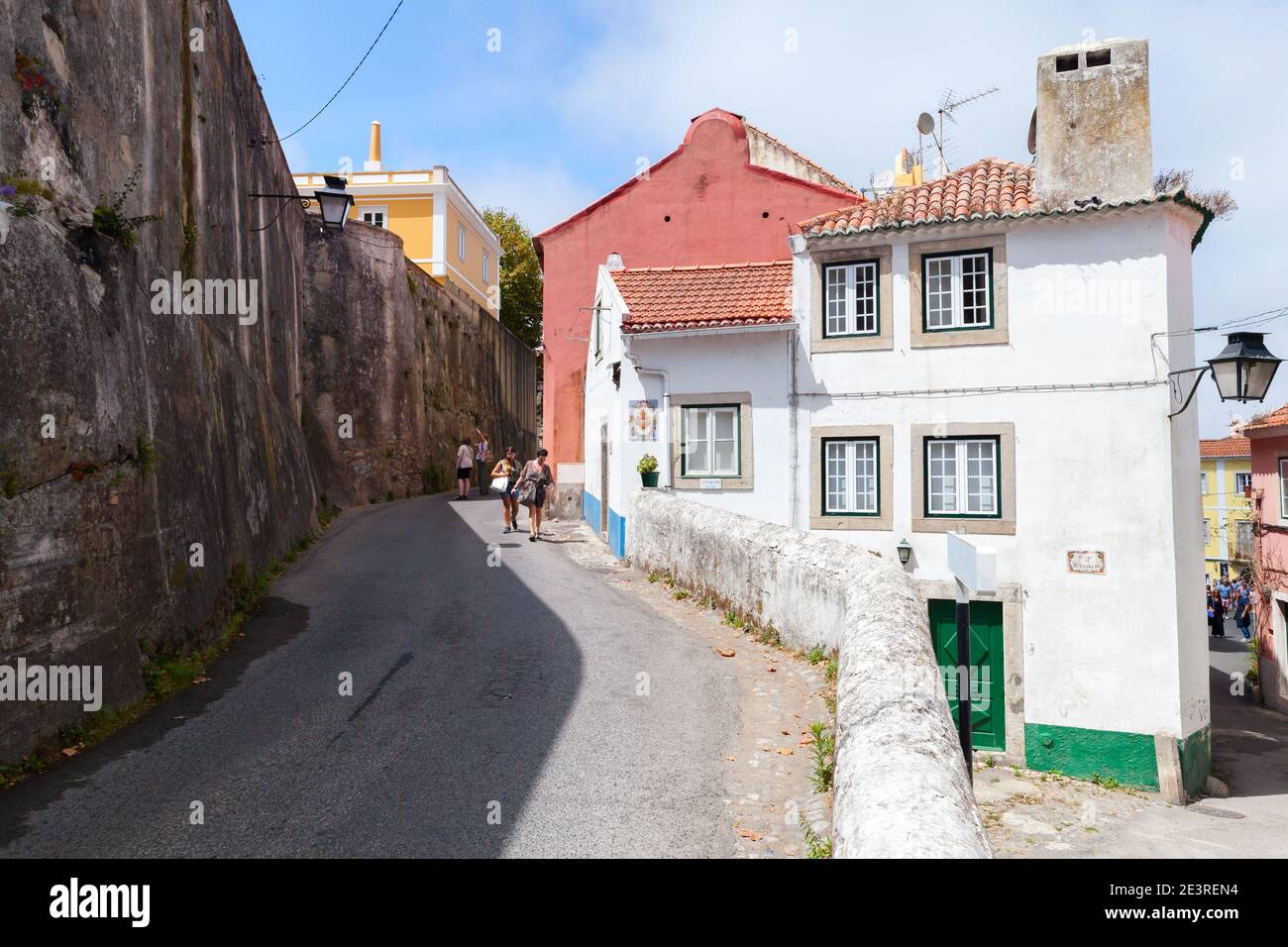 Sintra, Portogallo - 14 agosto 2017: Vista sulla strada con vecchie case viventi della città vecchia di Sintra. La gente comune cammina per la strada stretta Foto Stock