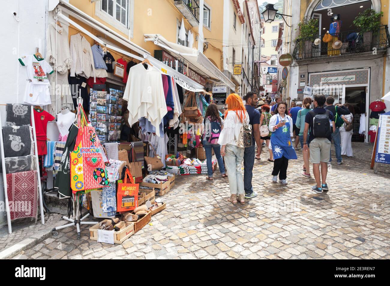 Sintra, Portogallo - 14 agosto 2017: I turisti sono vicino a negozi di articoli da regalo nel centro storico di Sintra Foto Stock