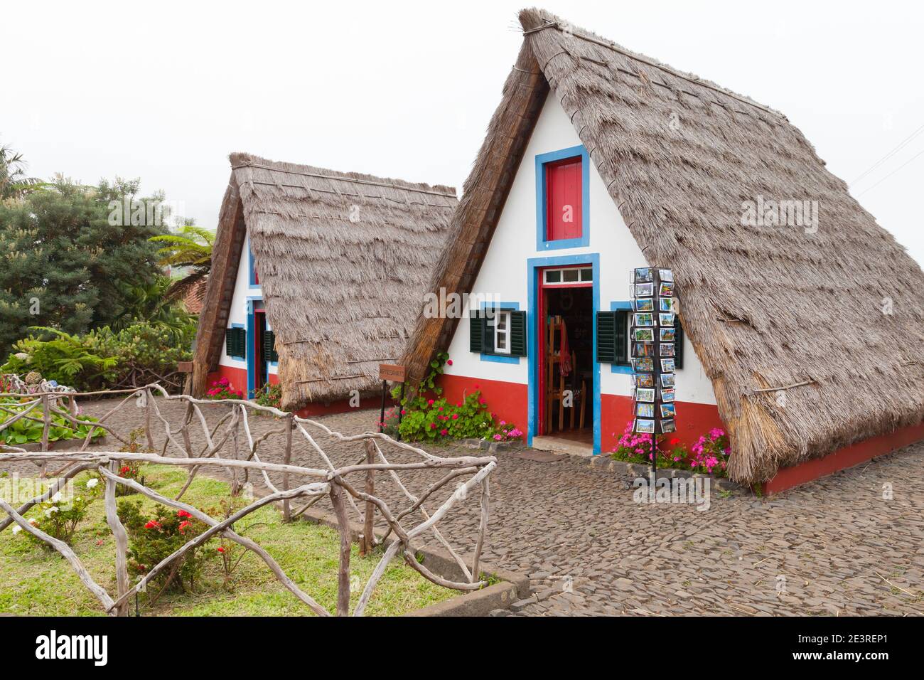 Santana, Portogallo - 25 agosto 2017: Tradizionale casa Madeirense trovato nel comune di Santana, isola di Madeira Foto Stock
