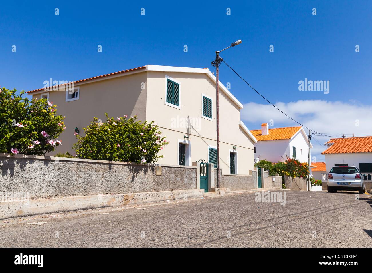 Vila Baleira, Portogallo - 17 agosto 2017: Vista sulla strada costiera di Vila Baleira con case bianche e auto parcheggiate Foto Stock