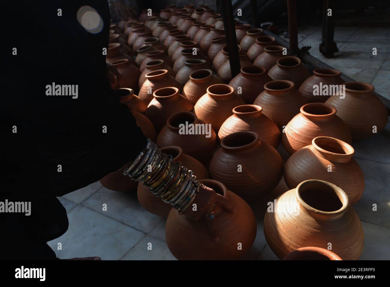 Donne pakistane devoti che portano acqua per l'abluzione delle tombe Al santuario del mausoleo di Ruqayyah Bint Ali Conosciuto come Bibi Pak Daman Lahore Foto Stock