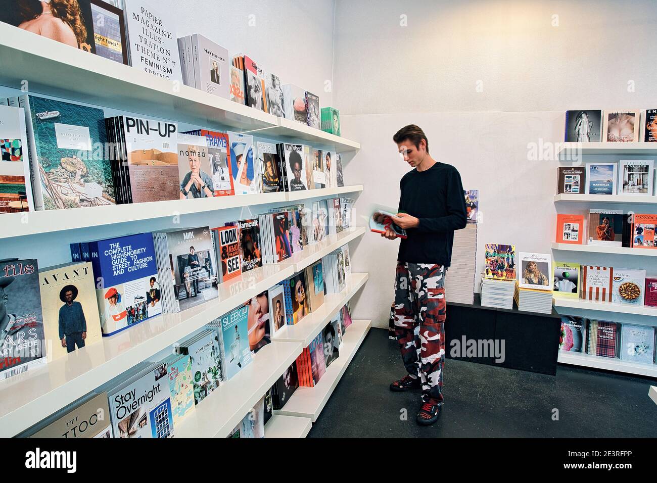 GERMANIA / Monaco di Baviera /librerie/ giovane che legge una rivista in una libreria moderna . Foto Stock
