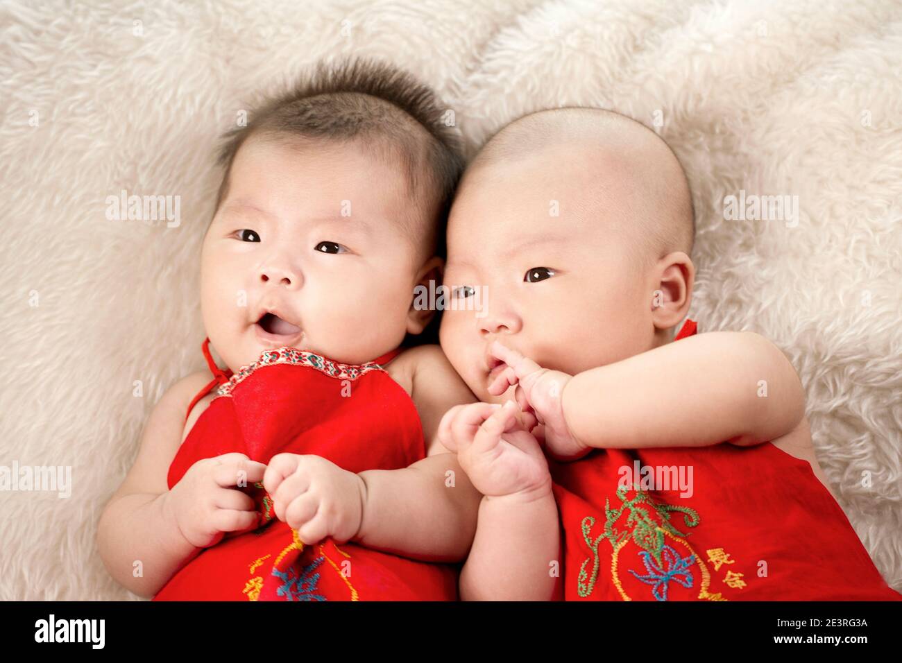 Due graziosi bambini gemelli foto di alta qualità Foto Stock