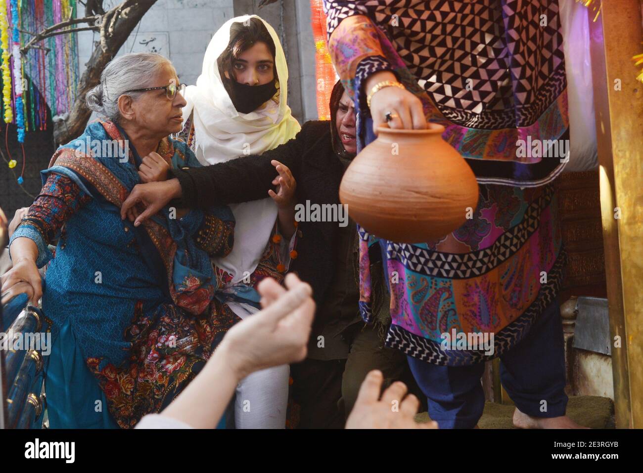 Donne pakistane devoti che portano acqua per l'abluzione delle tombe Al santuario del mausoleo di Ruqayyah Bint Ali Conosciuto come Bibi Pak Daman Lahore Foto Stock