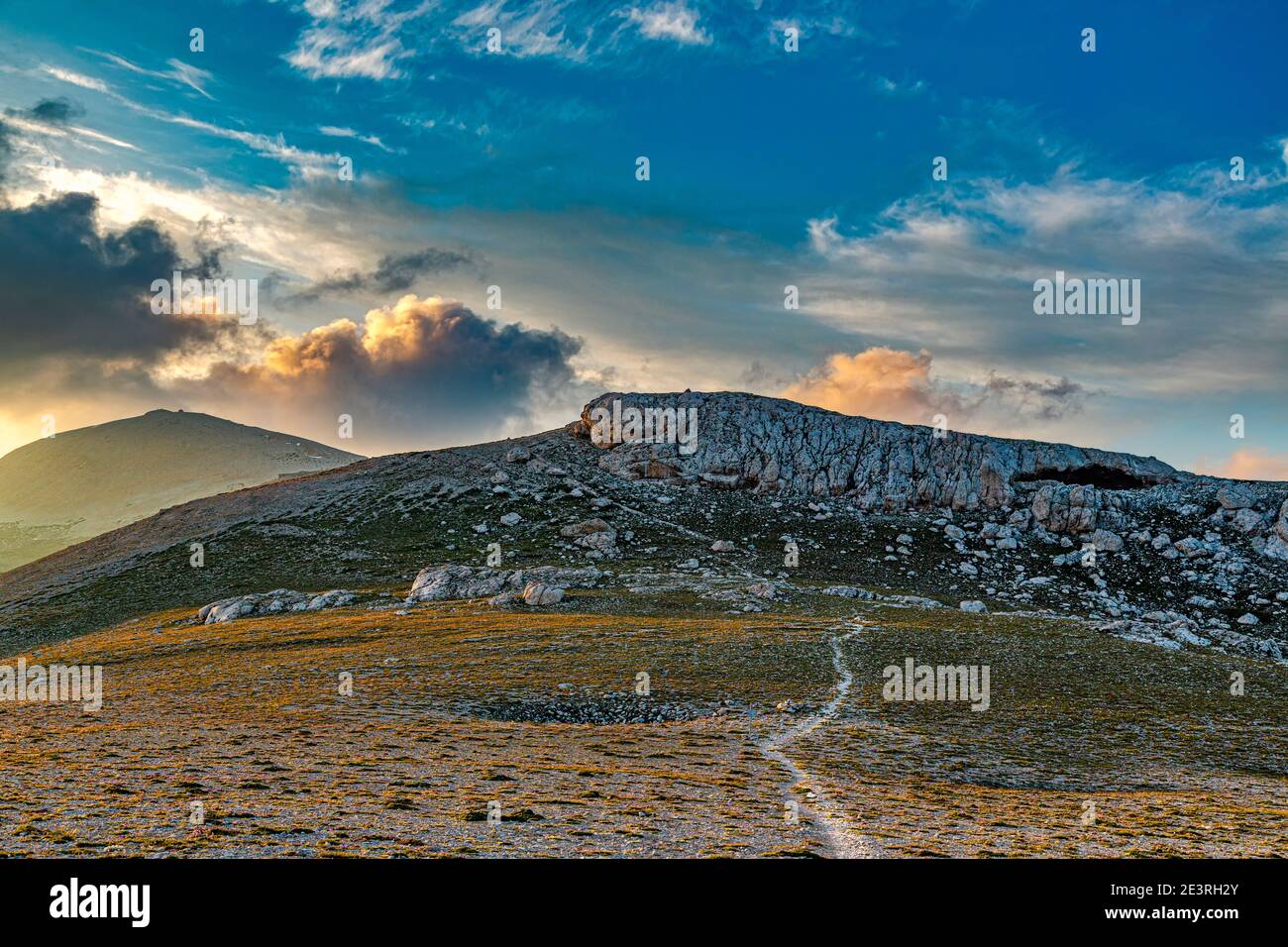 Monte Amaro, sentiero in cima. Grotta Canosa e, sullo sfondo, la cima della Maiella. Parco Nazionale della Maiella, Abruzzo, Italia, Europa Foto Stock