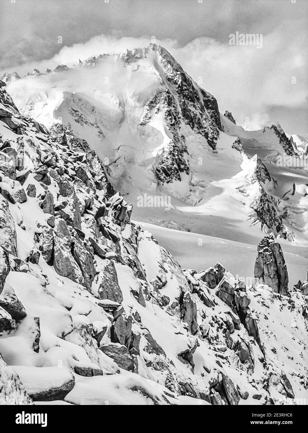 Francia. Favoloso scenario alpino in monocromia di Aiguille du Chardonnet nelle montagne del Monte Bianco vicino alla località turistica di Chamonix nelle Alpi francesi. Foto Stock