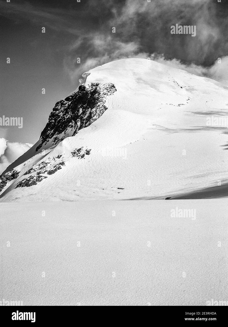 Svizzera. Favoloso scenario alpino in bianco e nero del monte Breithorn delle Alpi Pennine vicino alla località turistica di Zermatt in Svizzera. Foto Stock