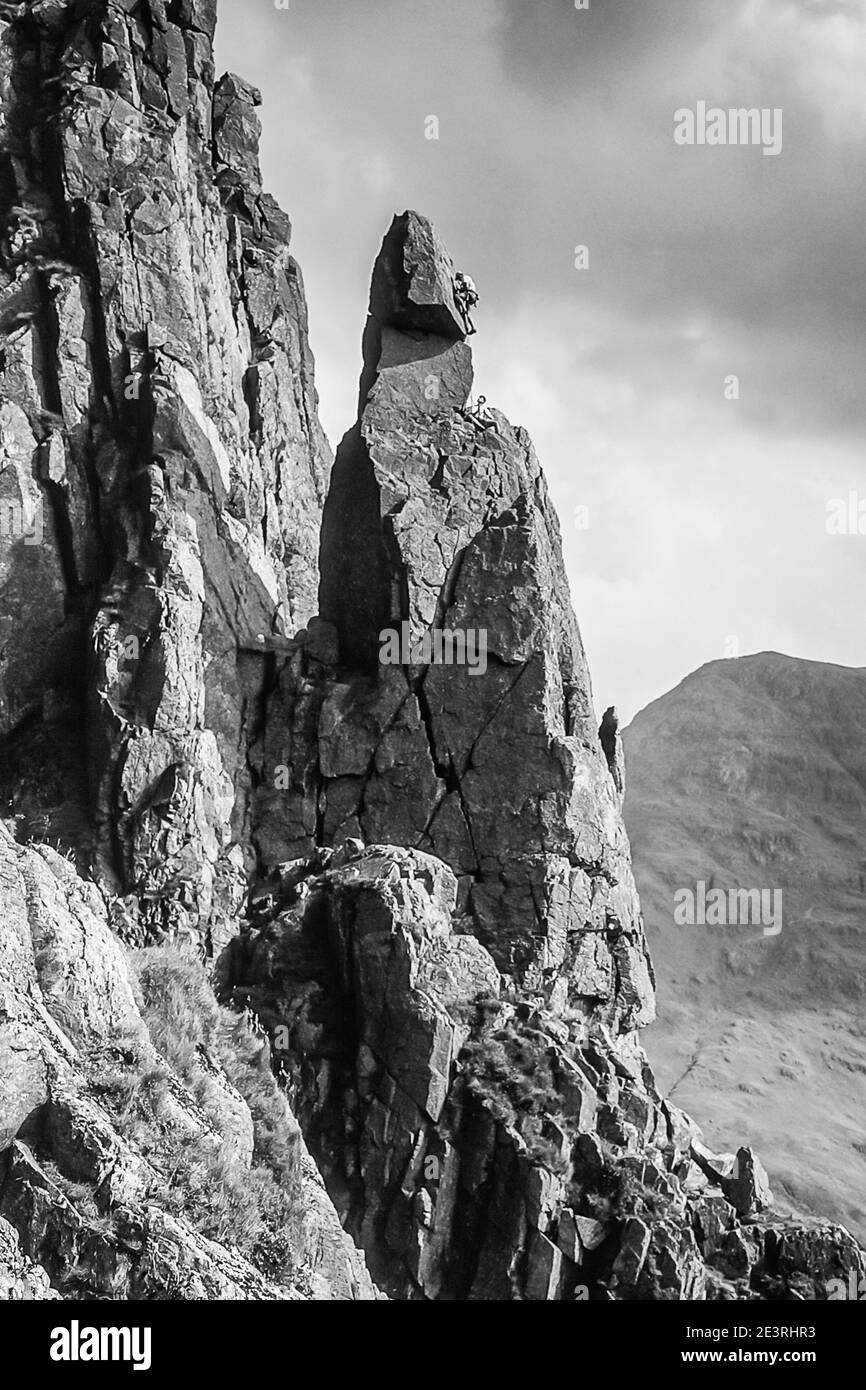 L'immagine è di scalatori di roccia in azione scalando Napes Needle intorno al 2000. Napes Needle è una formazione rocciosa sul lato della montagna di Great Gable alla testa della valle di Wasdale nel distretto inglese del lago essendo un obiettivo popolare come diritto di passaggio per gli arrampicatori della roccia di ogni generazione Foto Stock