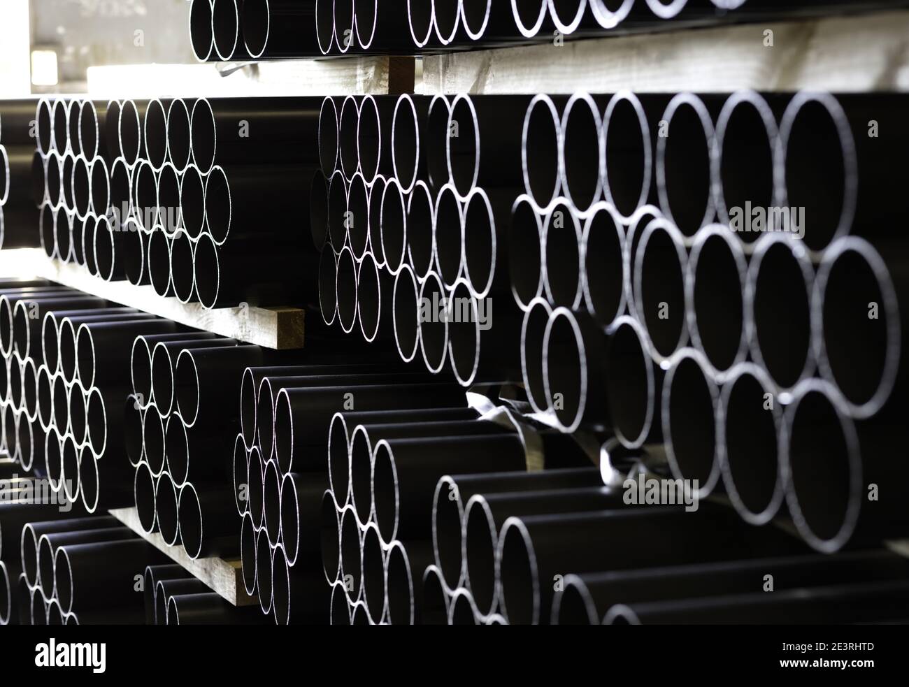 tubi di ferro accatastati nel magazzino su legno grande pezzi Foto Stock