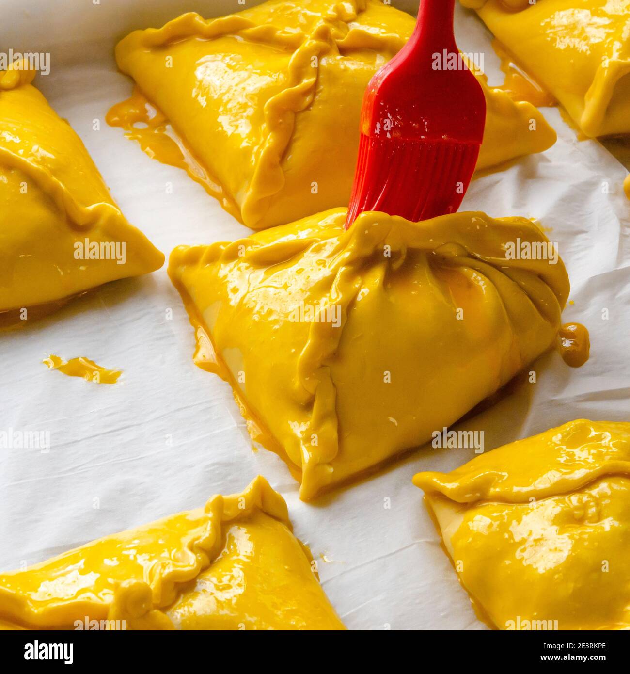 Pasticceria nazionale orientale con carne. Tatar samsa con carne Foto Stock