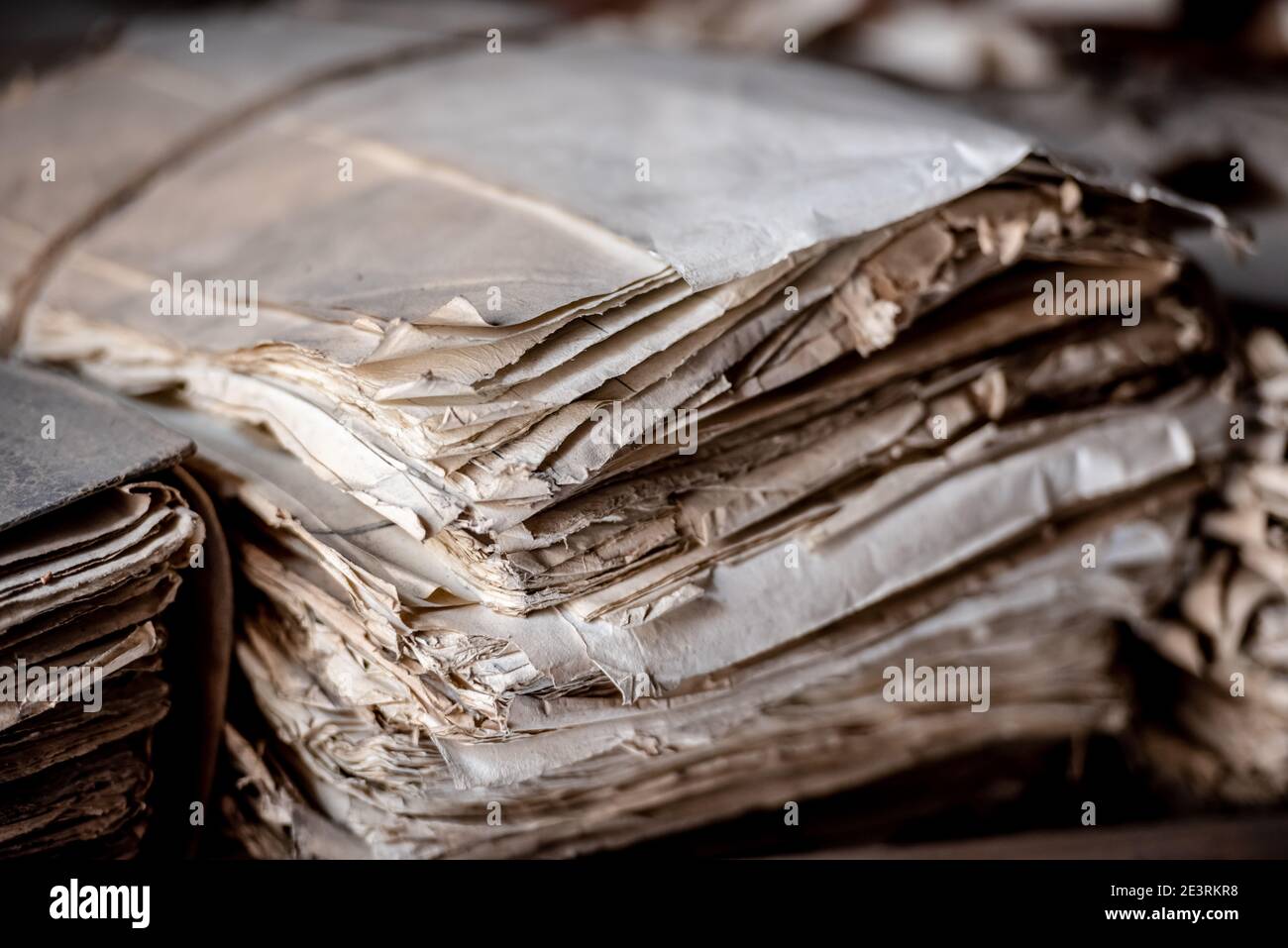 Archivio di documenti storici rilegati in file. Vecchi documenti cartacei nell'archivio. Miglioramento dei documenti di archivio. Foto Stock