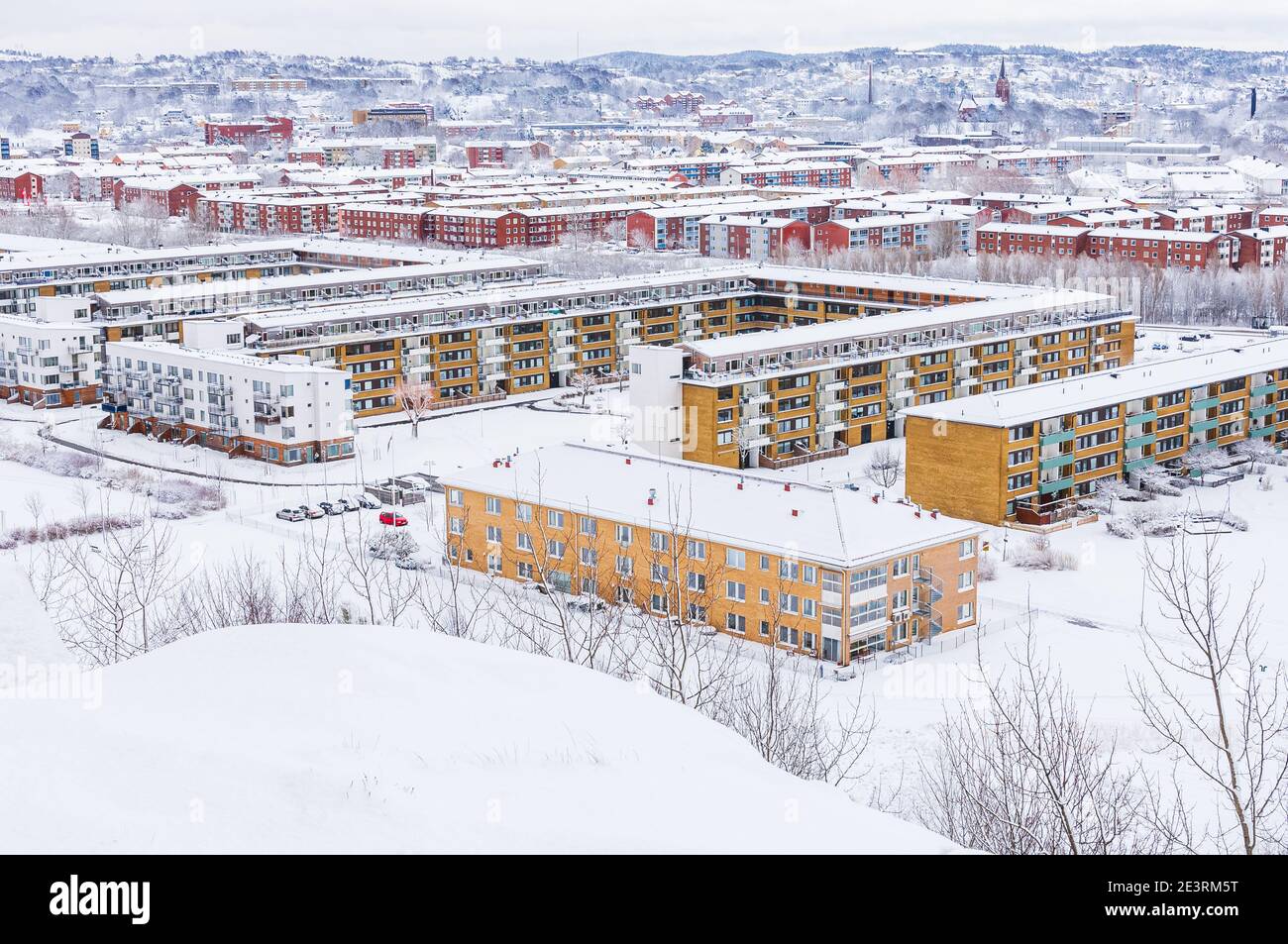 Area residenziale innevata in una città svedese in inverno Foto Stock