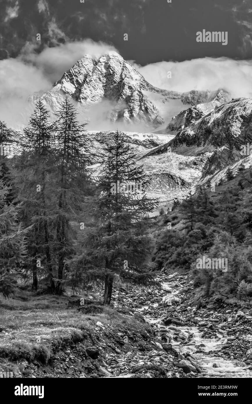 Austria. Drammatiche immagini di montagna in bianco e nero del Gross Glockner 3798m, la montagna più alta d'Austria condivisa con le province di Tirolo, Karnten e Salisburgo qui viste dalla Luckner Haus. Foto Stock