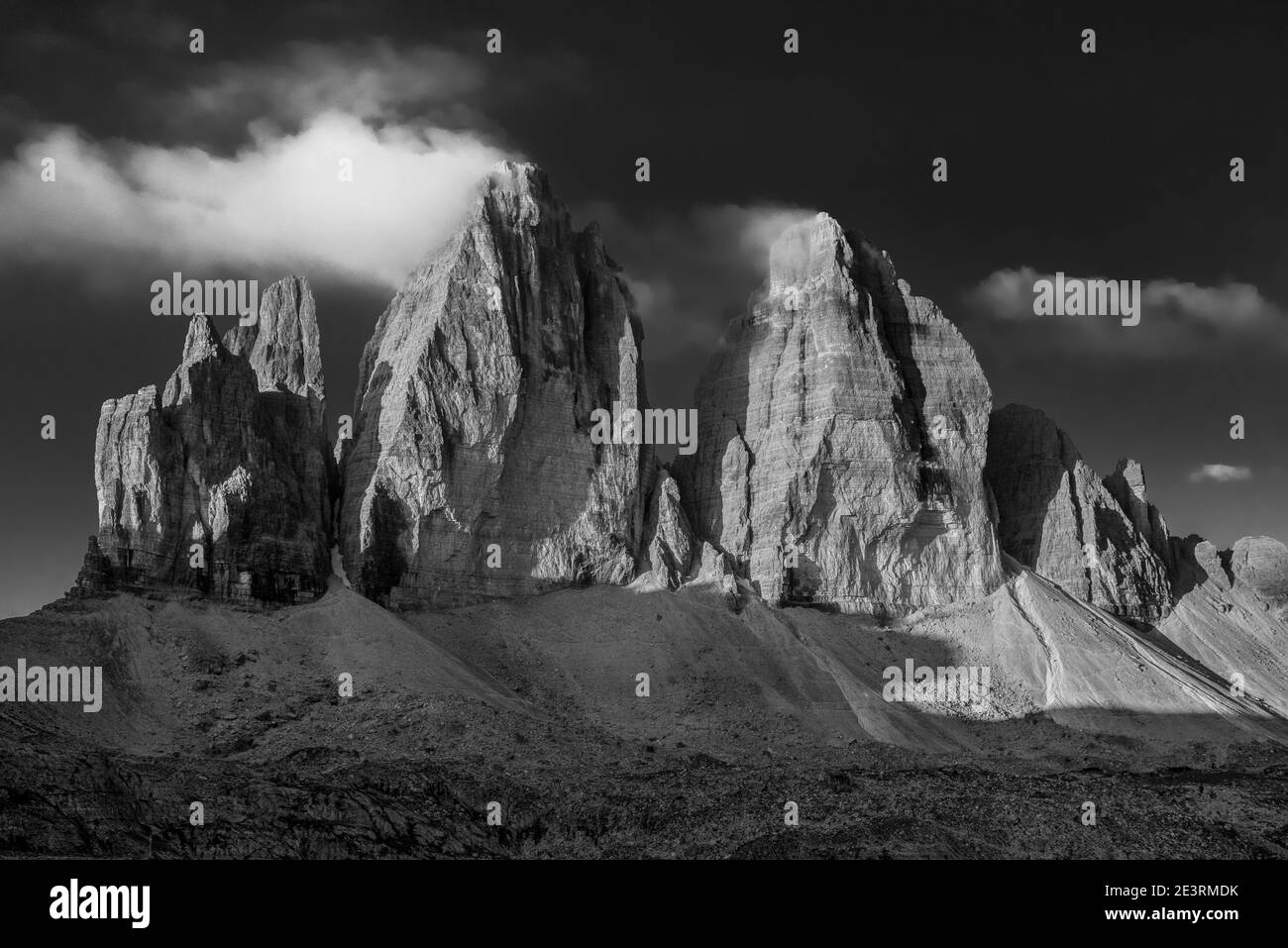 Italia. Suggestivo scenario montano in bianco e nero sulle montagne delle Dolomiti italiane del Sud Tirolo, l'Alto Adige visto qui con le famose vette del Drei Zinnen, la Cime di Lavaredo nel Gruppo dolomitico Sesto Foto Stock