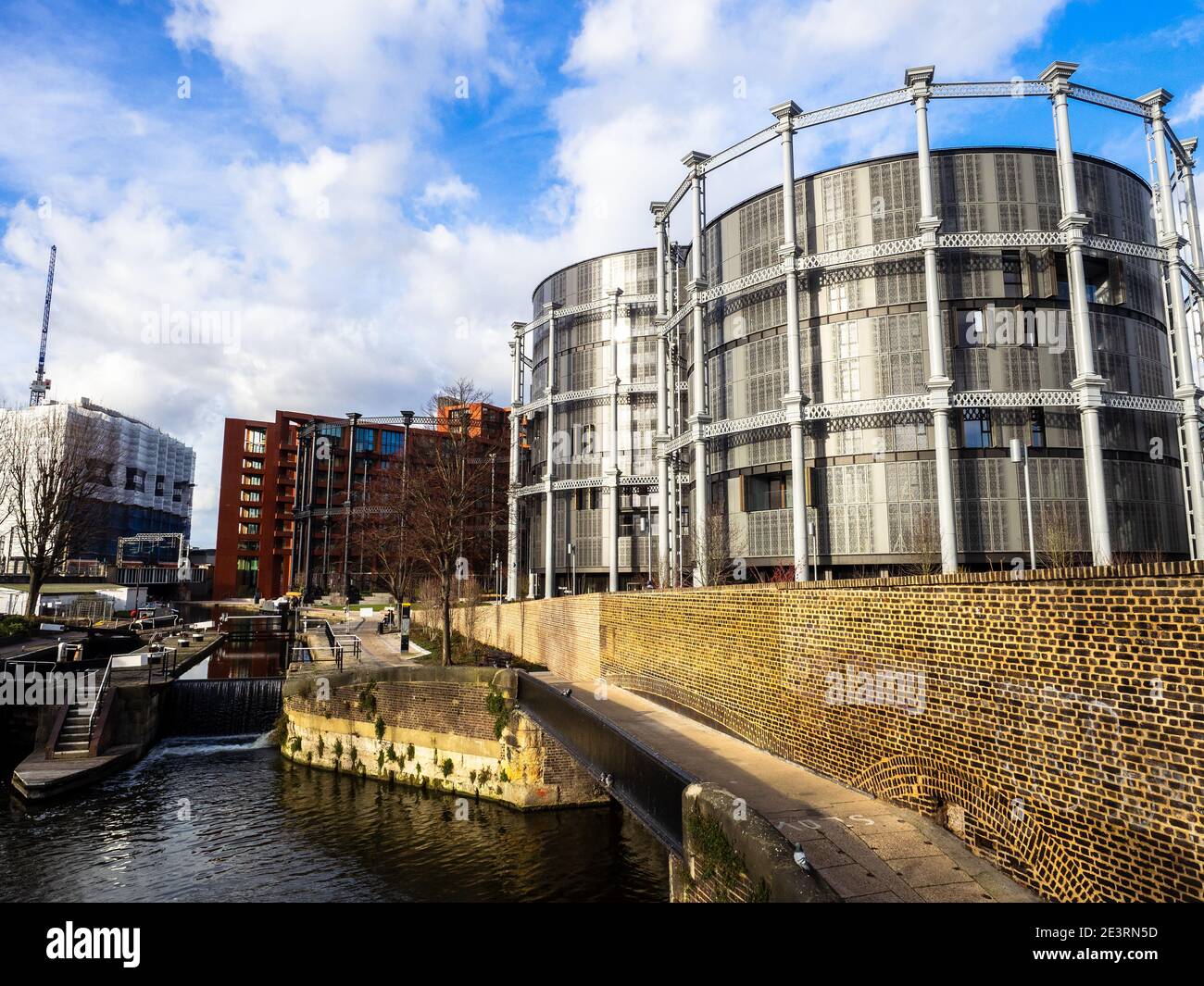 Ghisa gasholders Vittoriano al King's Cross transormed in case di lusso a St Pancras Lock sul Regent's Canal - Londra, Inghilterra Foto Stock