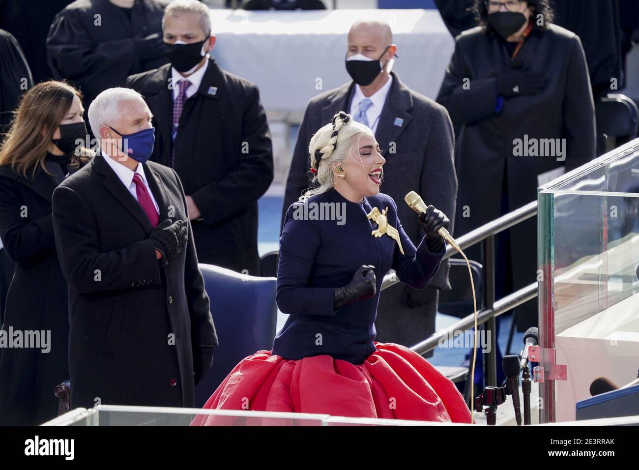 Washington, Stati Uniti. 20 gennaio 2021. La musicista Lady Gaga canta durante la 59a inaugurazione presidenziale a Washington, DC mercoledì 20 gennaio 2021. Biden proporrà un’ampia revisione dell’immigrazione il suo primo giorno di presidente, che includerà un percorso abbreviato verso la cittadinanza statunitense per i migranti non documentati - un’inversione di rotta totale rispetto alle restrizioni e ai blocchi di immigrazione di Donald Trump, ma che si trova ad affrontare i principali blocchi stradali del Congresso. Fotografo: Kevin Dietsch/UPI Credit: UPI/Alamy Live News Foto Stock