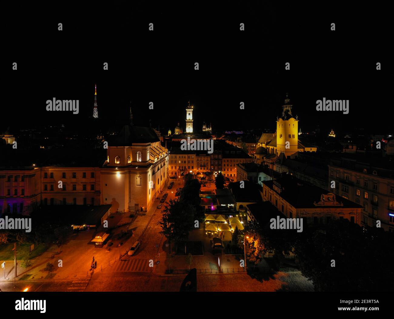 Lviv, Ucraina - Agosto, 2020: Vista sul municipio di Lviv di notte dal drone Foto Stock
