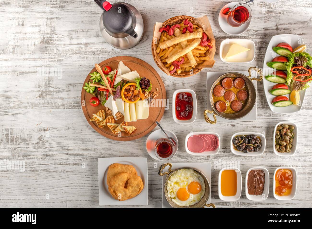 La tradizionale colazione turca viene servita con tè turco tradizionale su un tavolo di legno. Foto Stock
