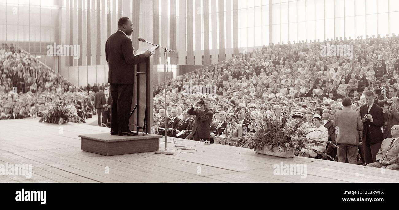Martin Luther King parla alla RAI Amsterdam in Nord Olanda il 16 agosto 1964. Foto Stock