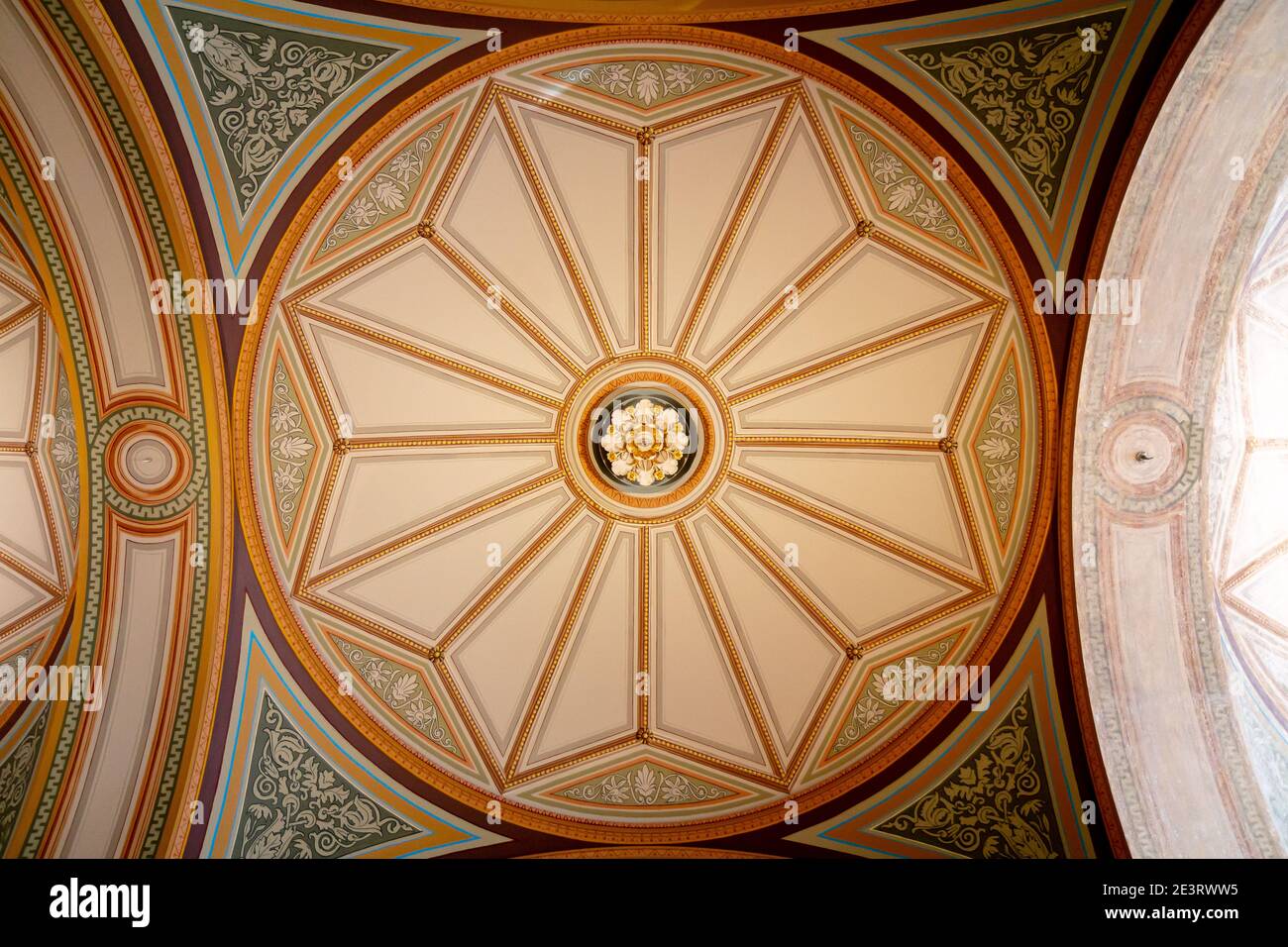 Soffitto interno decorato simmetricamente in un vecchio edificio Foto Stock