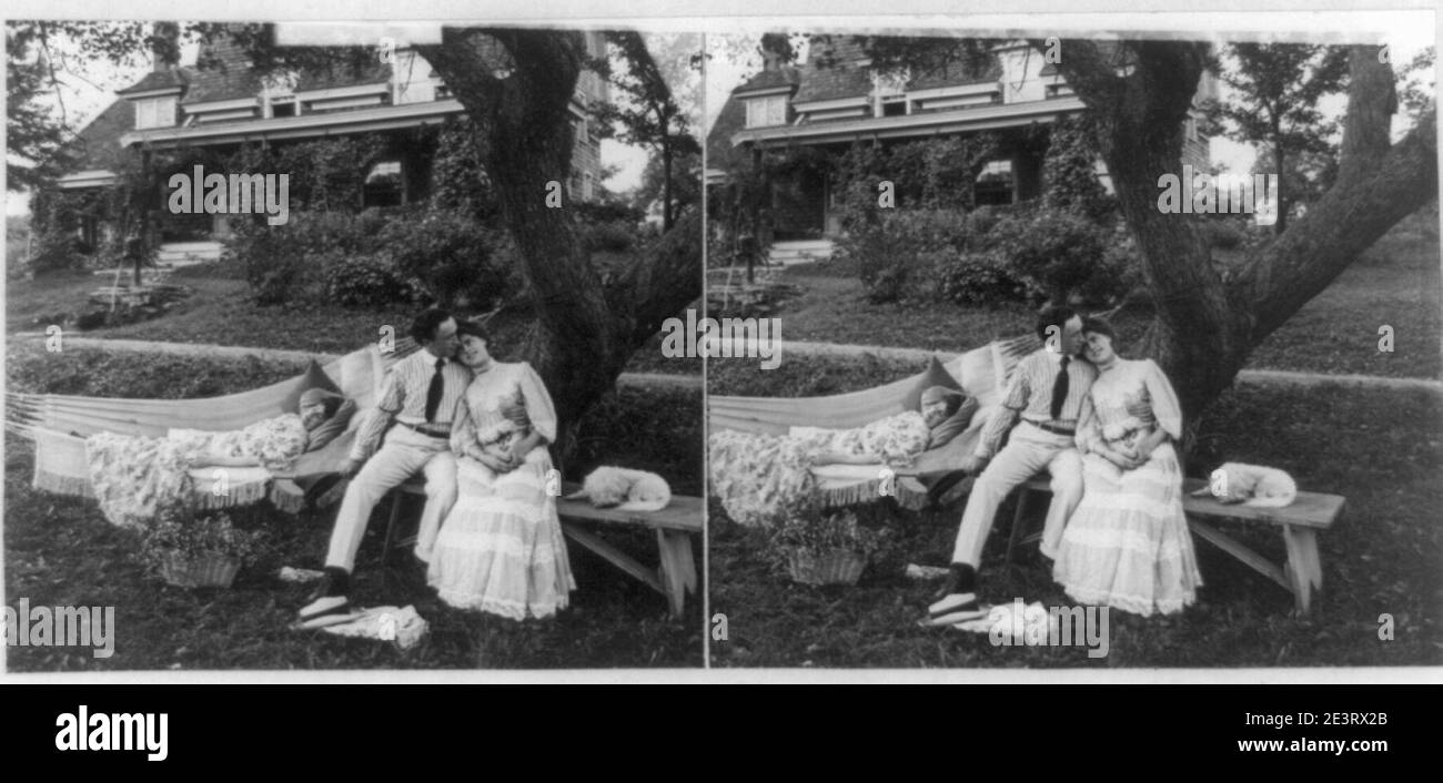 Uomo con braccio attorno alla donna su banco e accompagnatore dormendo in amaca Foto Stock