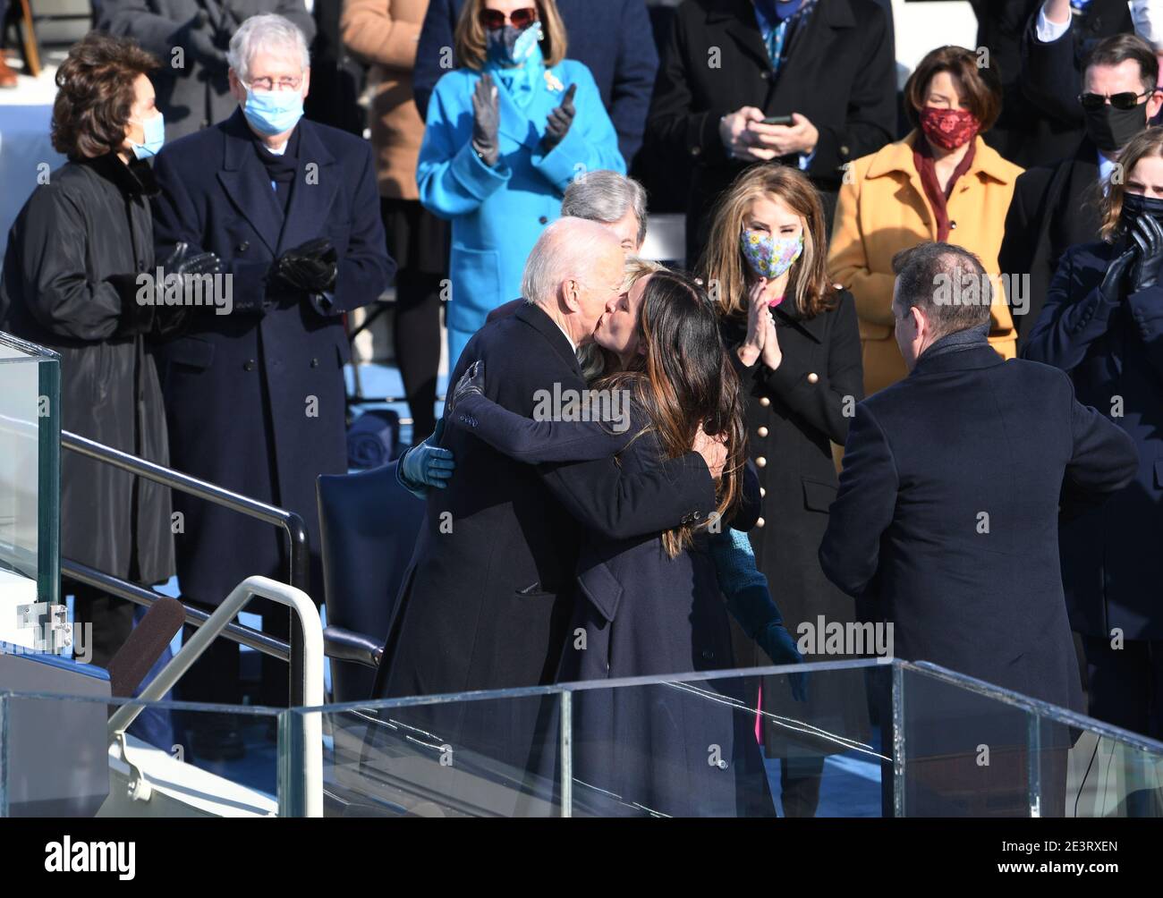 Washington, Stati Uniti. 20 gennaio 2021. Il presidente Joseph Robinette Biden Jr. Abbraccia sua figlia Ashley Biden dopo aver prestato giuramento come 46esimo presidente degli Stati Uniti al Campidoglio a Washington, DC mercoledì 20 gennaio 2021. Photo by Pat Benic/UPI Credit: UPI/Alamy Live News Foto Stock