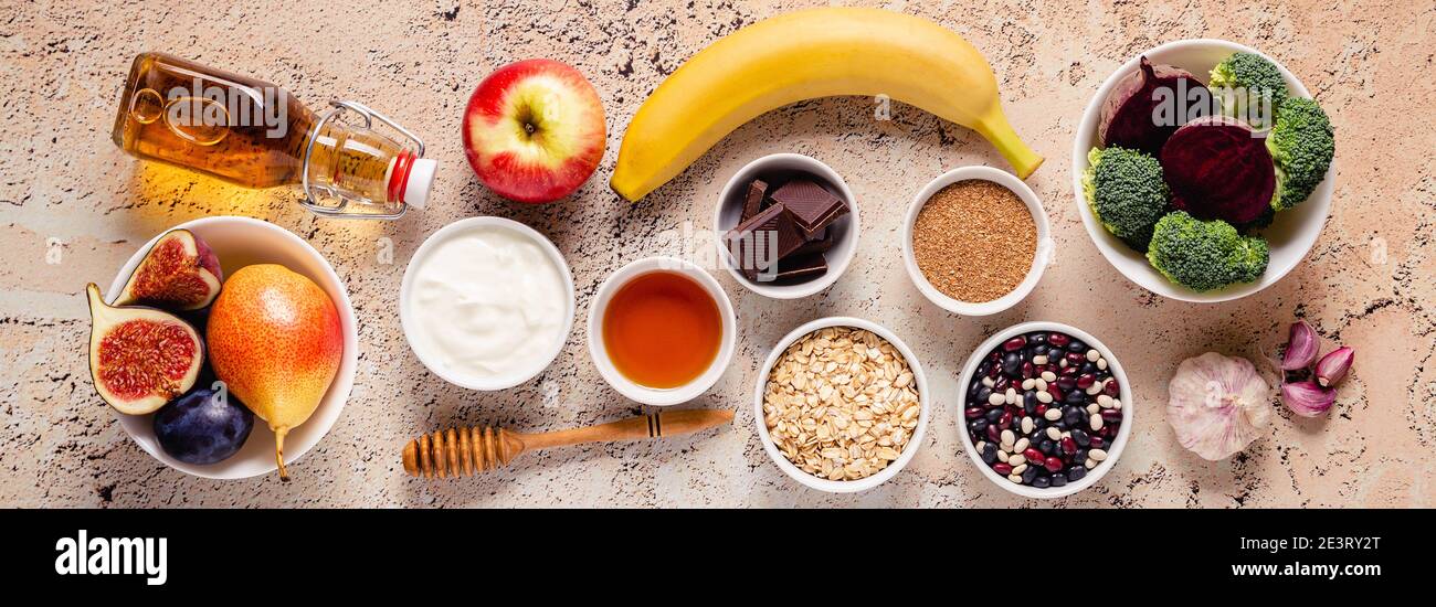 Prodotti per l'intestino sano. Cibo naturale per l'intestino. Vista dall'alto. Foto Stock