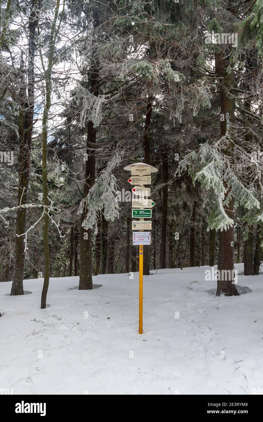 Cima collina di Certuv mlyn in inverno Moravskoslezske Beskydy montagne nella repubblica Ceca con foresta, neve e sentieri per escursioni Foto Stock