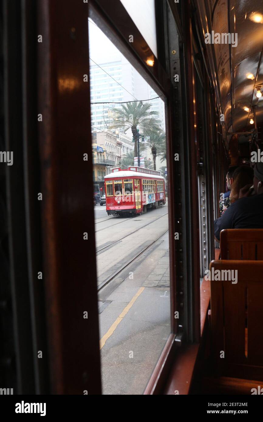 Un tram rosso attraverso la finestra Foto Stock
