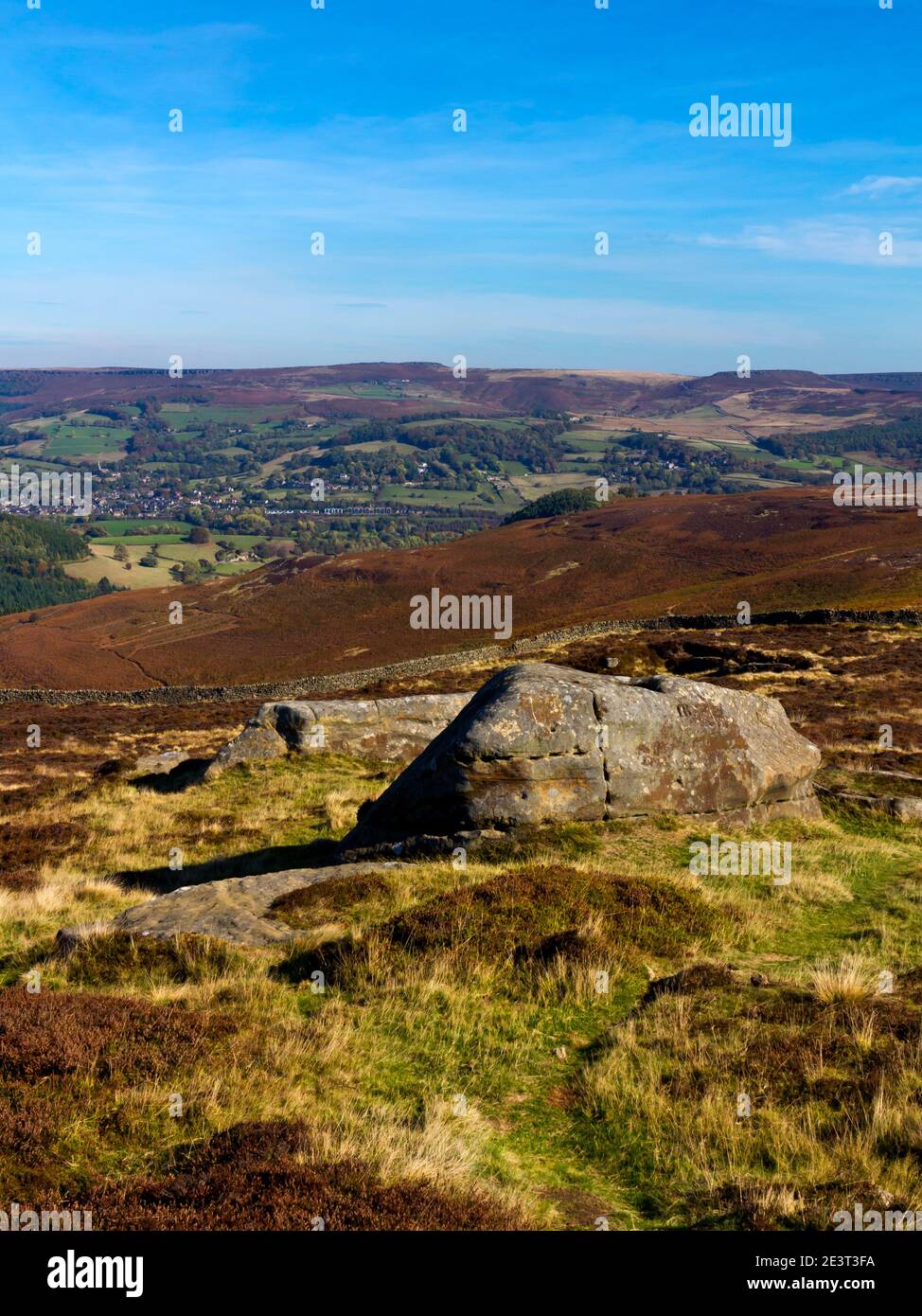 Paesaggio autunnale con formazioni rocciose a Eyam Moor nel Peak District National Park Derbyshire Inghilterra Regno Unito Foto Stock