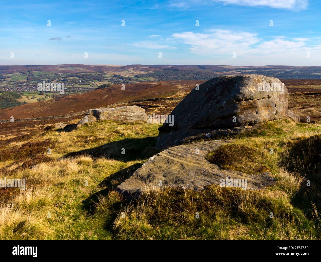 Paesaggio autunnale con formazioni rocciose a Eyam Moor nel Peak District National Park Derbyshire Inghilterra Regno Unito Foto Stock