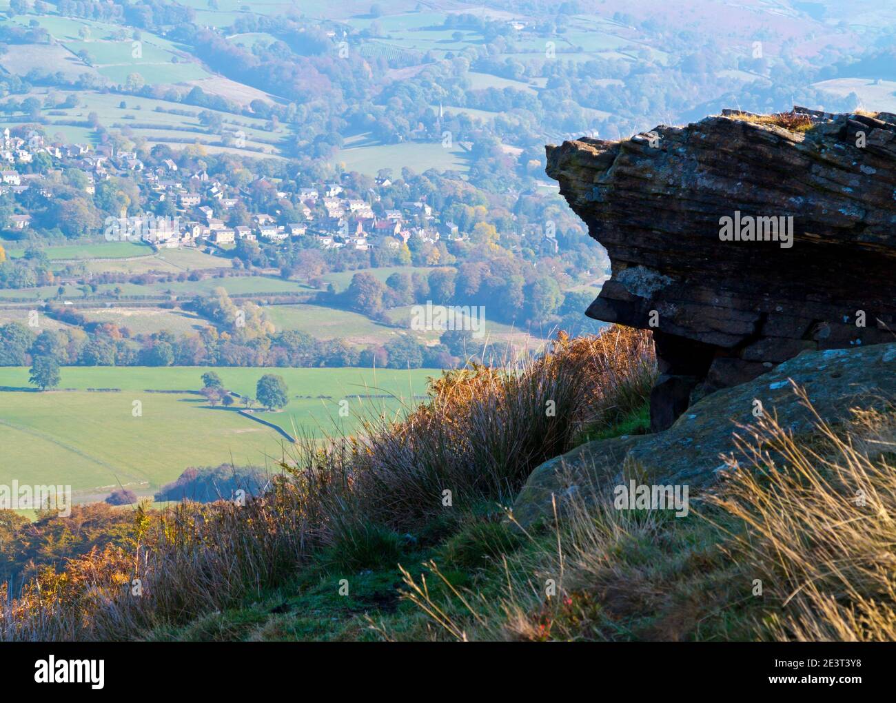 Affioramento roccioso sotto il sole d'autunno a Offerton Edge nel Area di Hope Valley del Peak District National Park High Peak Derbyshire Inghilterra Regno Unito Foto Stock