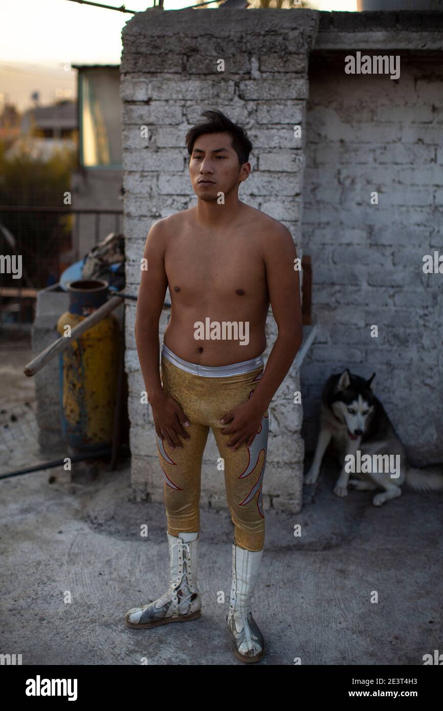 27 novembre 2020, Xochimilco, Messico, Messico: Negli ultimi nove mesi il Messico ha visto le sue tradizioni culturali duramente colpite dalla pandemia del covid-19, ma non più che lo sport di Lucha Libre. Le arene di tutto il paese sono state chiuse spingendo i Luchadores nelle linee di disoccupazione. Alcuni Luchadores come i tre fratelli della dinastia Xochimilcos Olivores Ciclonico, Mister Jerry e Gran Filipe Jr sono cresciuti guardando il loro padre El Gran Filipe wrestle in arene in tutta Città del Messico. Wrestling è stato una costante nella loro vita da quando erano bambini. Hanno usato per impostare gli anelli di cambio marcia Foto Stock
